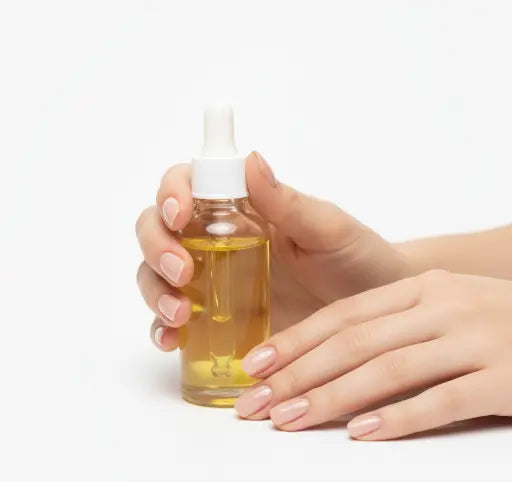 Starke Nägel und gepflegte Hände mit Rizinusöl - Tipps für die Nagelpflege