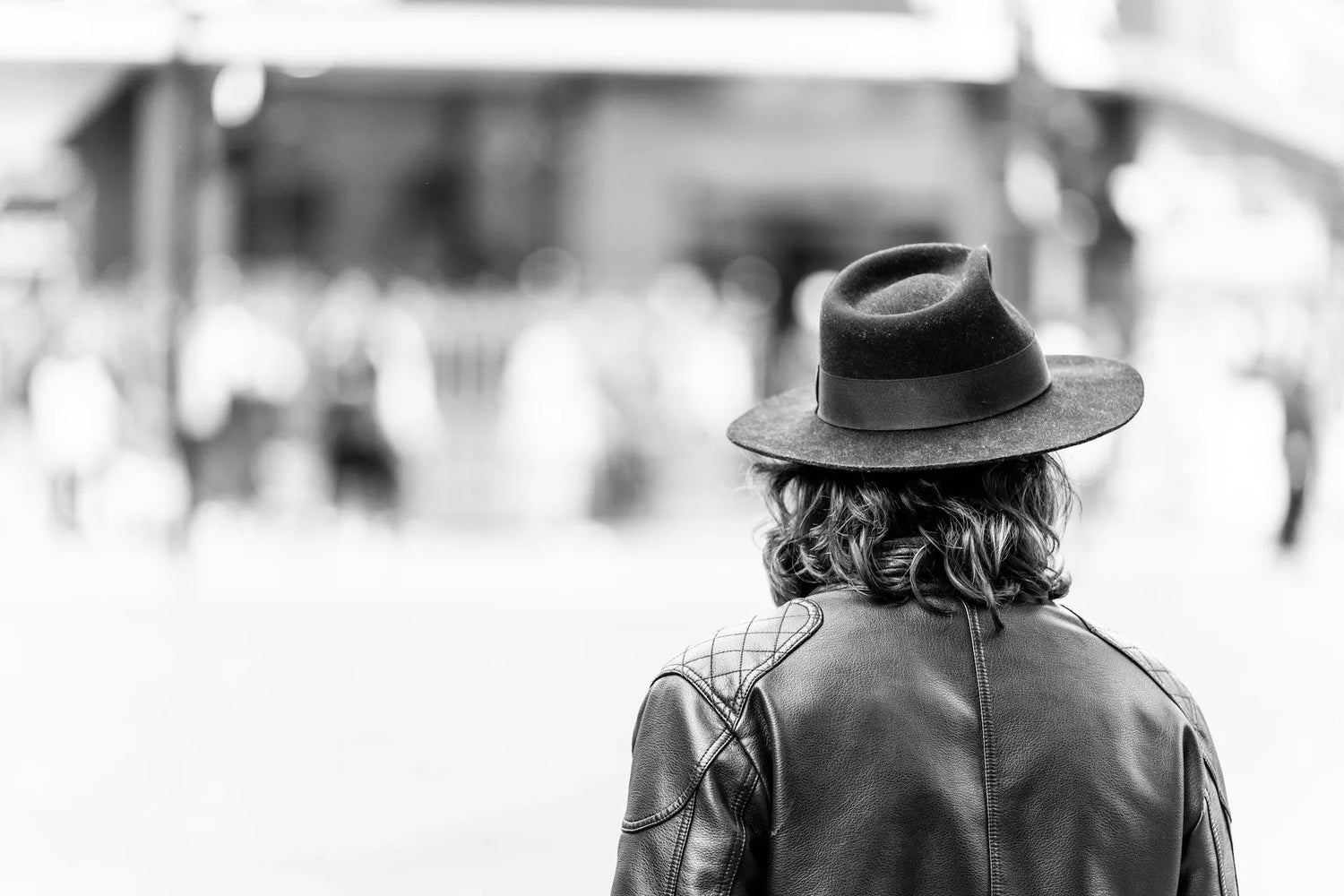 Mann mit Lederjacke und Hut