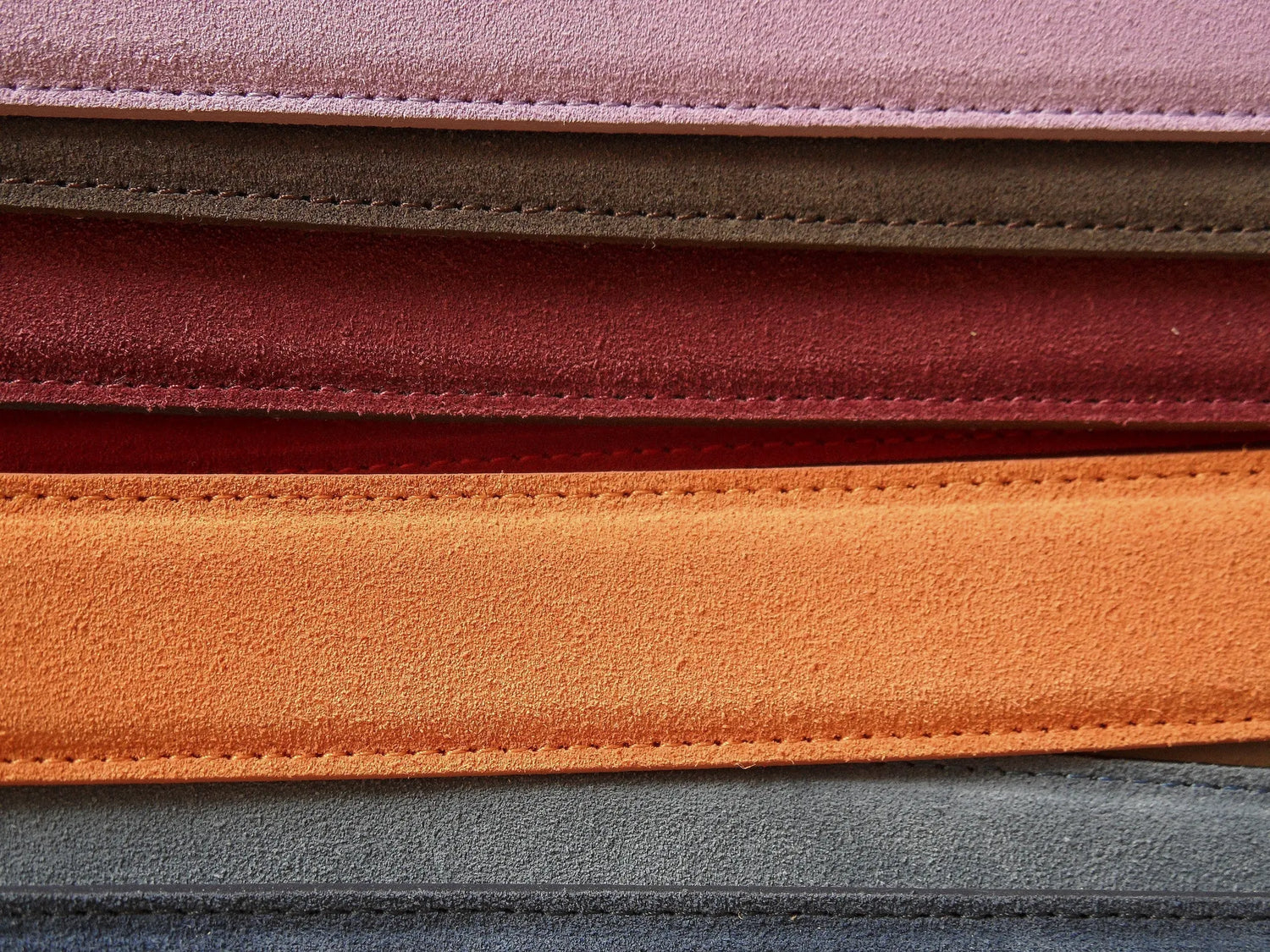 Verarbeitetes Leder in verschiedenen Farben