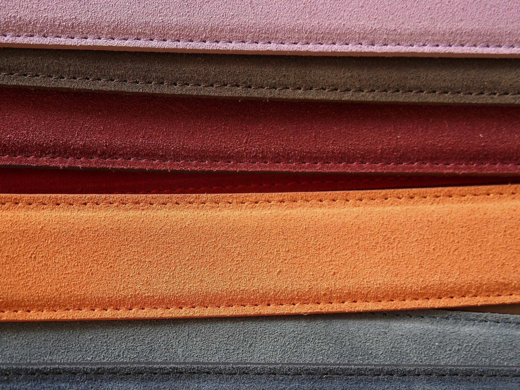 Verarbeitetes Leder in verschiedenen Farben