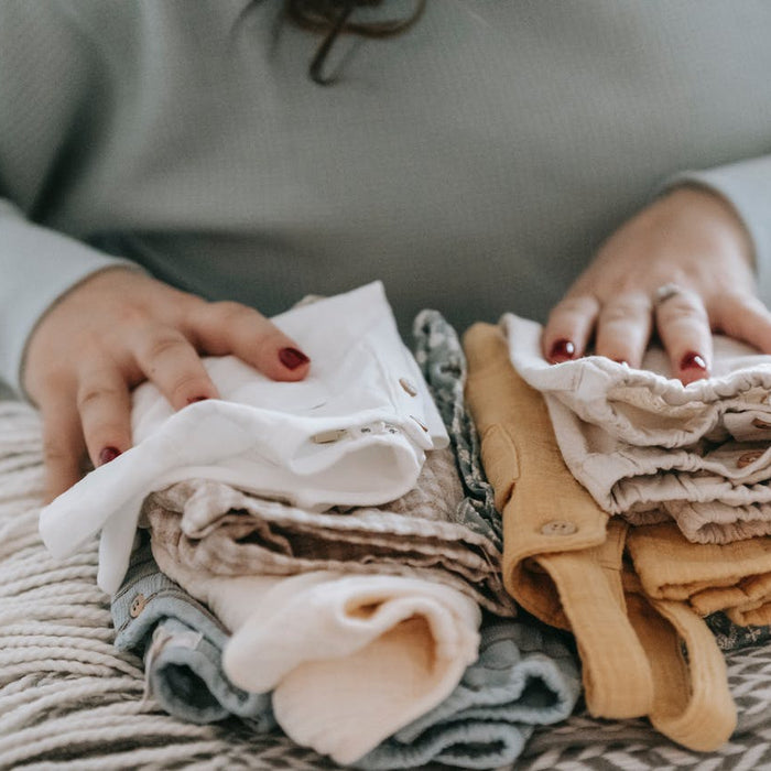 Frau legt saubere Wäsche zusammen