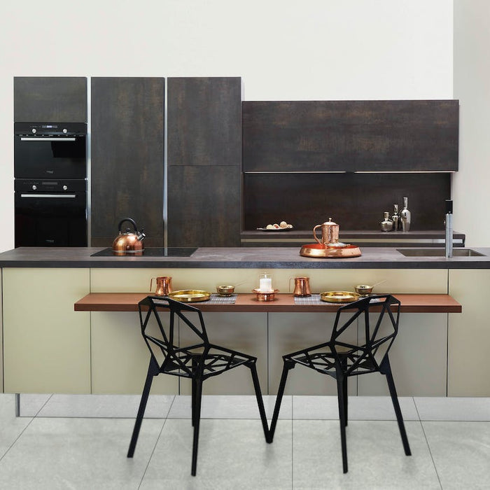 Küche mit Granit-Arbeitsplatte und Holztisch mit zwei schwarzen Metallstühlen